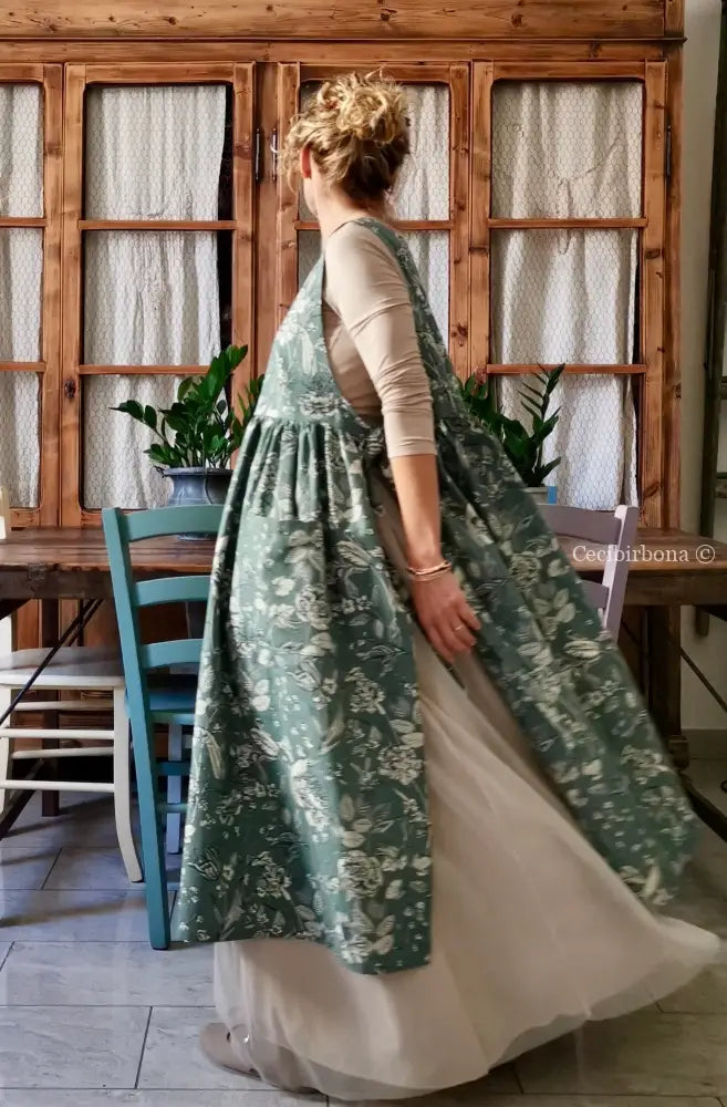 Disponibile In preordine Grembiule a fiori su fondo verde grigio (Ref. 163) grembiule donna tessuti moderni