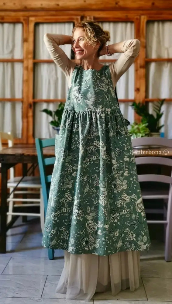 Disponibile In preordine Grembiule a fiori su fondo verde grigio (Ref. 163) grembiule donna tessuti moderni
