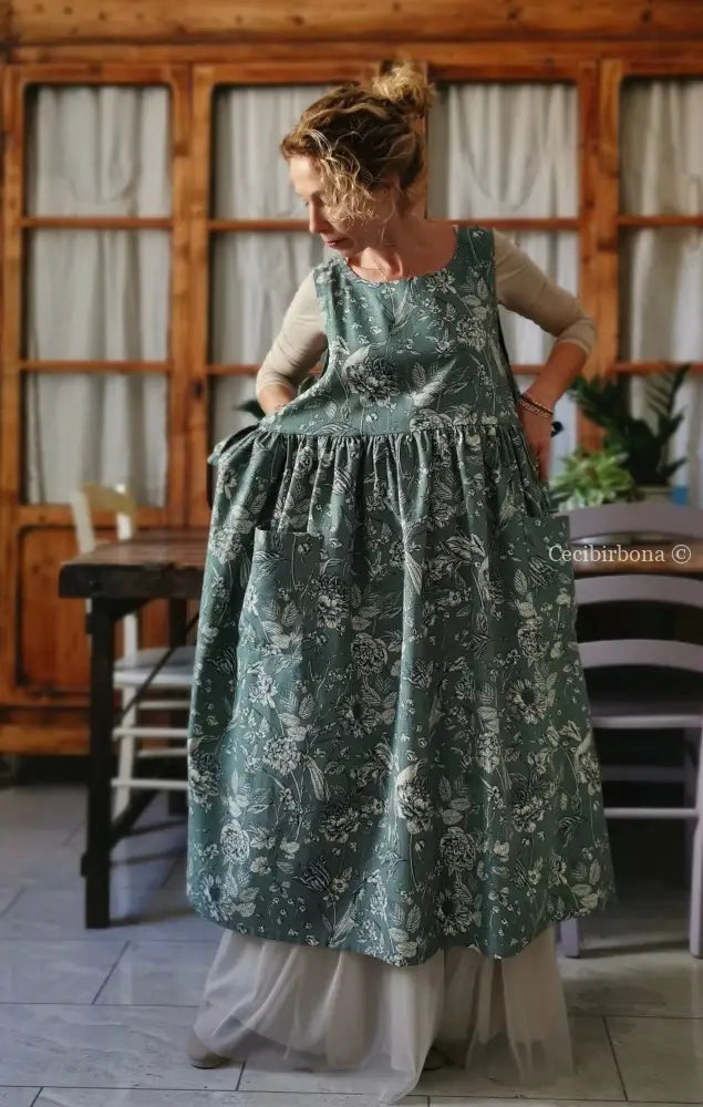 Disponibile In preordine Grembiule a fiori su fondo verde grigio (Ref. 163) grembiule donna tessuti moderni