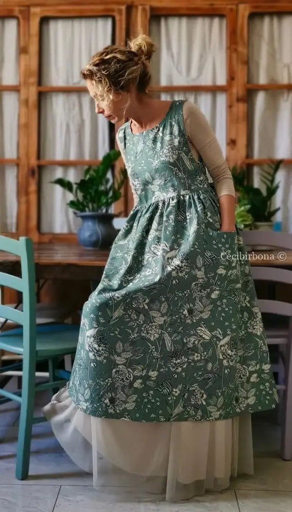 Disponibile In preordine Grembiule a fiori su fondo verde grigio (Ref. 163) grembiule donna tessuti moderni