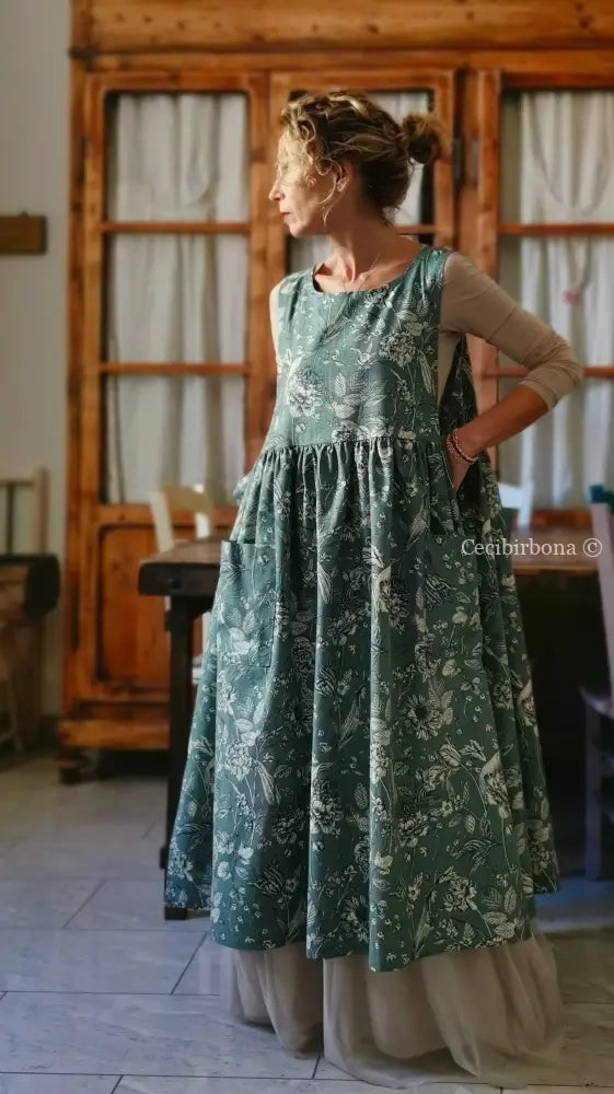 Disponibile In preordine Grembiule a fiori su fondo verde grigio (Ref. 163) grembiule donna tessuti moderni