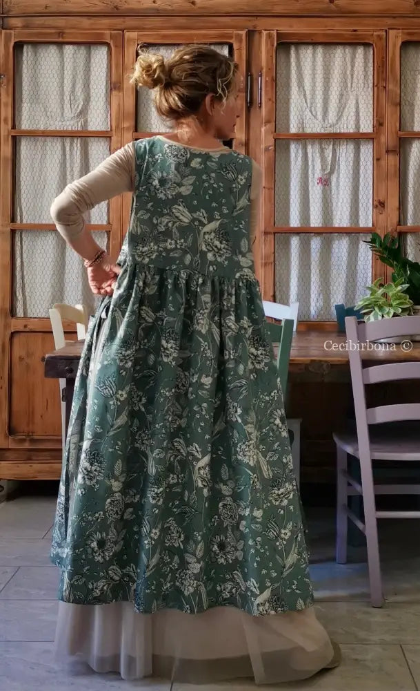 Disponibile In preordine Grembiule a fiori su fondo verde grigio (Ref. 163) grembiule donna tessuti moderni