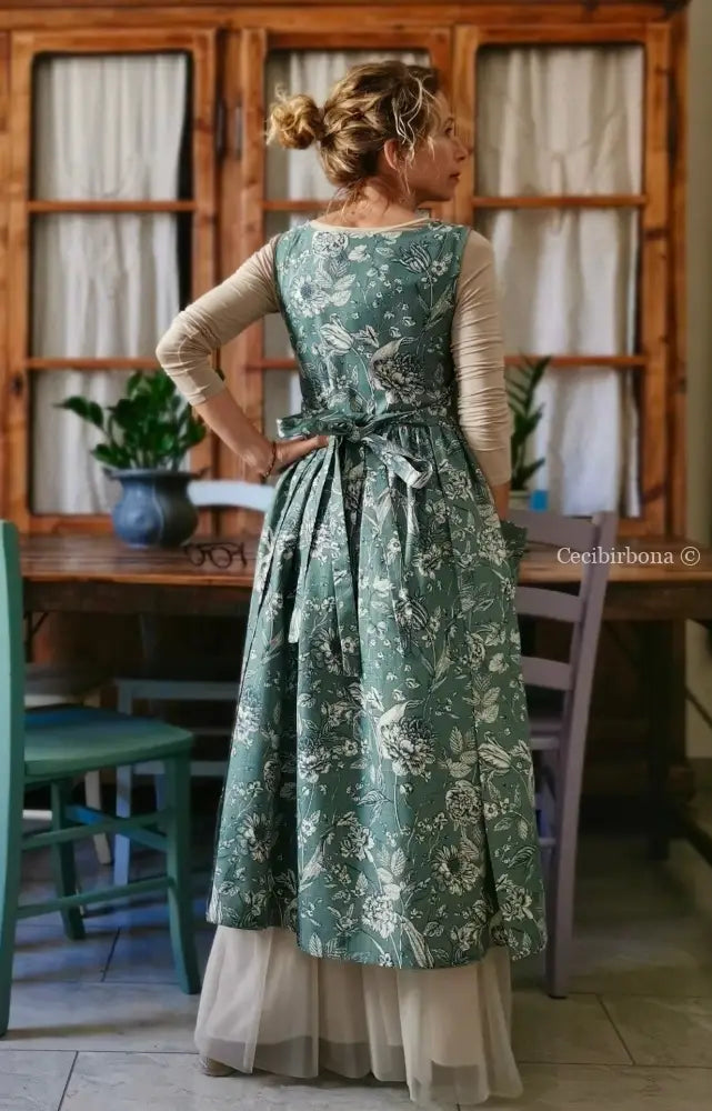 Disponibile In preordine Grembiule a fiori su fondo verde grigio (Ref. 163) grembiule donna tessuti moderni