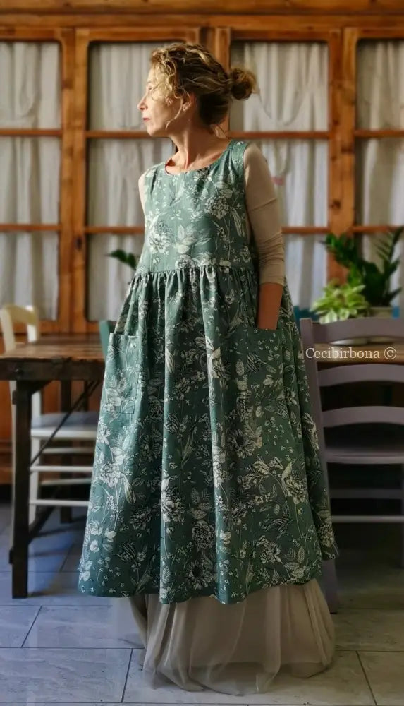 Disponibile In preordine Grembiule a fiori su fondo verde grigio (Ref. 163) grembiule donna tessuti moderni
