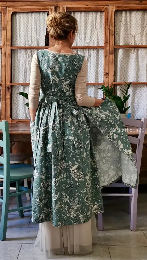 Disponibile In preordine Grembiule a fiori su fondo verde grigio (Ref. 163) grembiule donna tessuti moderni