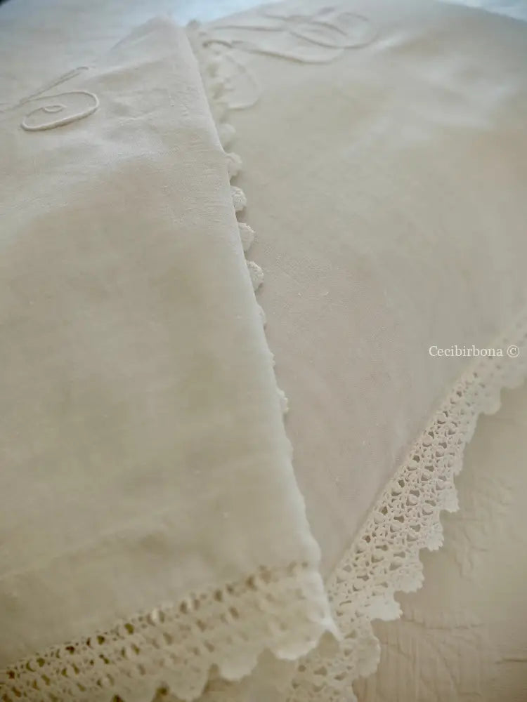 Federe in lino antico con monogramma RV e bordo all’uncinetto biancheria antica per la casa