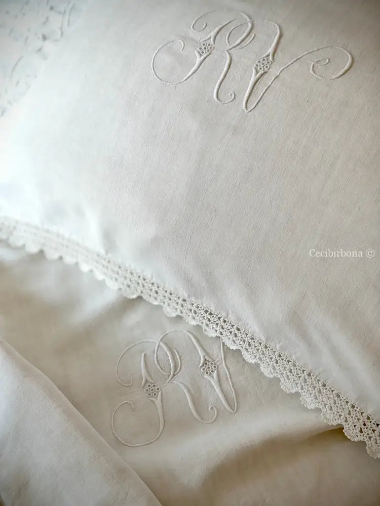 Federe in lino antico con monogramma RV e bordo all’uncinetto biancheria antica per la casa