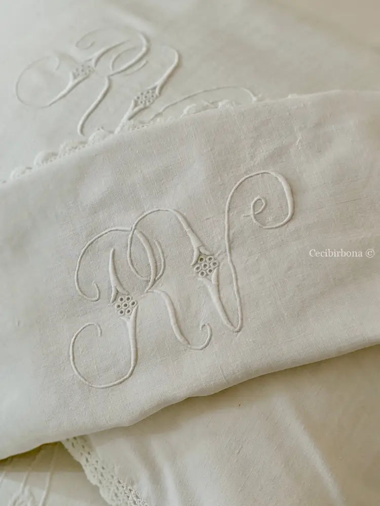 Federe in lino antico con monogramma RV e bordo all’uncinetto biancheria antica per la casa