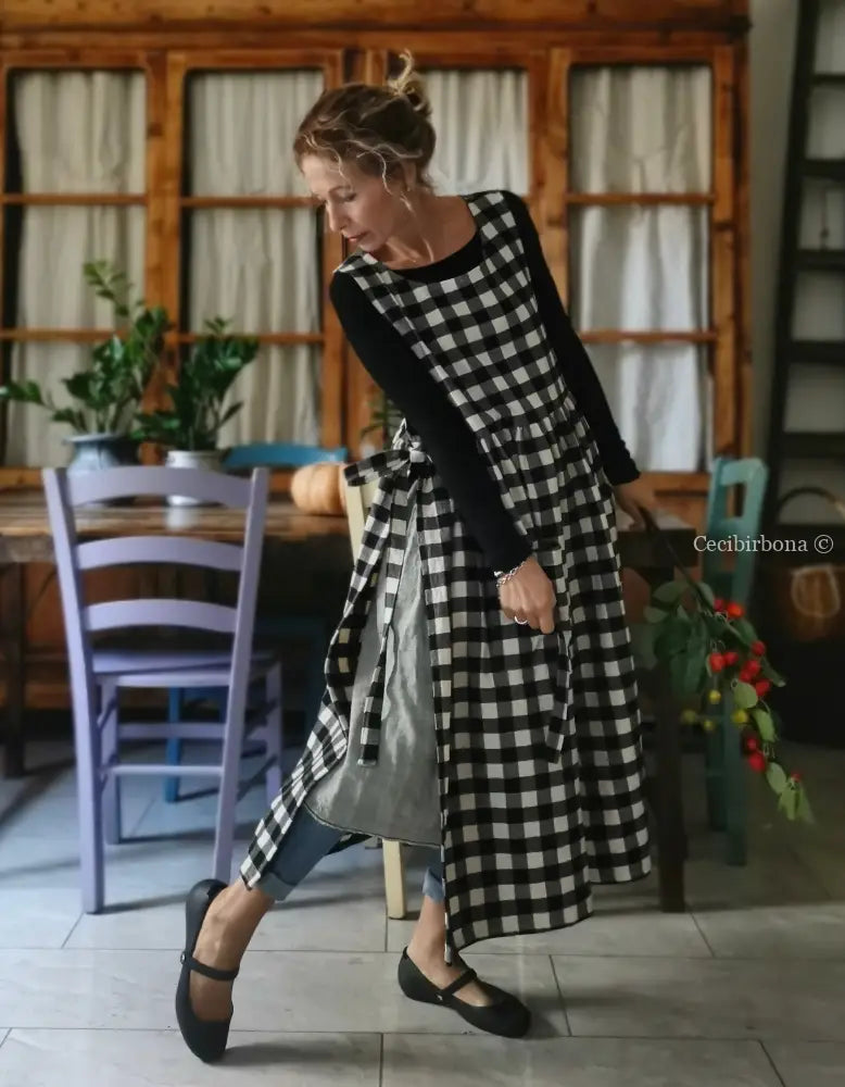 Grembiule a quadri neri e panna Grembiule donna moderno