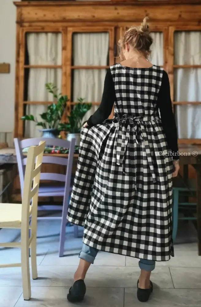 Grembiule a quadri neri e panna Grembiule donna moderno