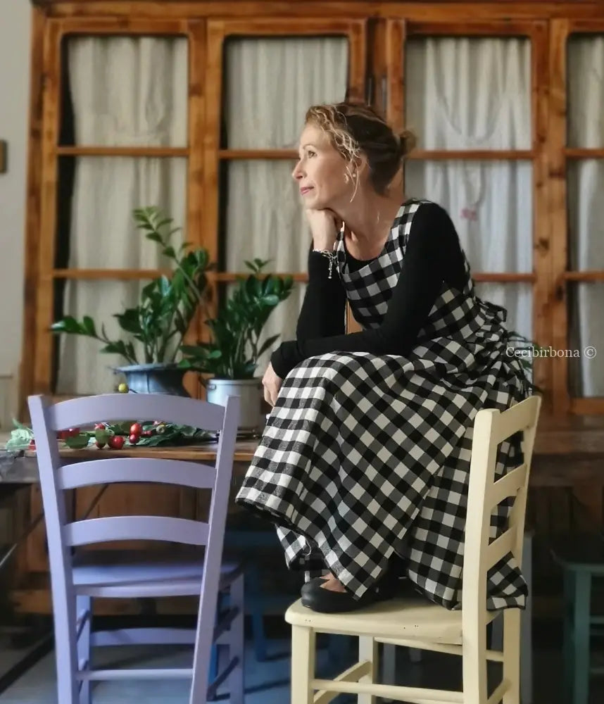 Grembiule a quadri neri e panna Grembiule donna moderno