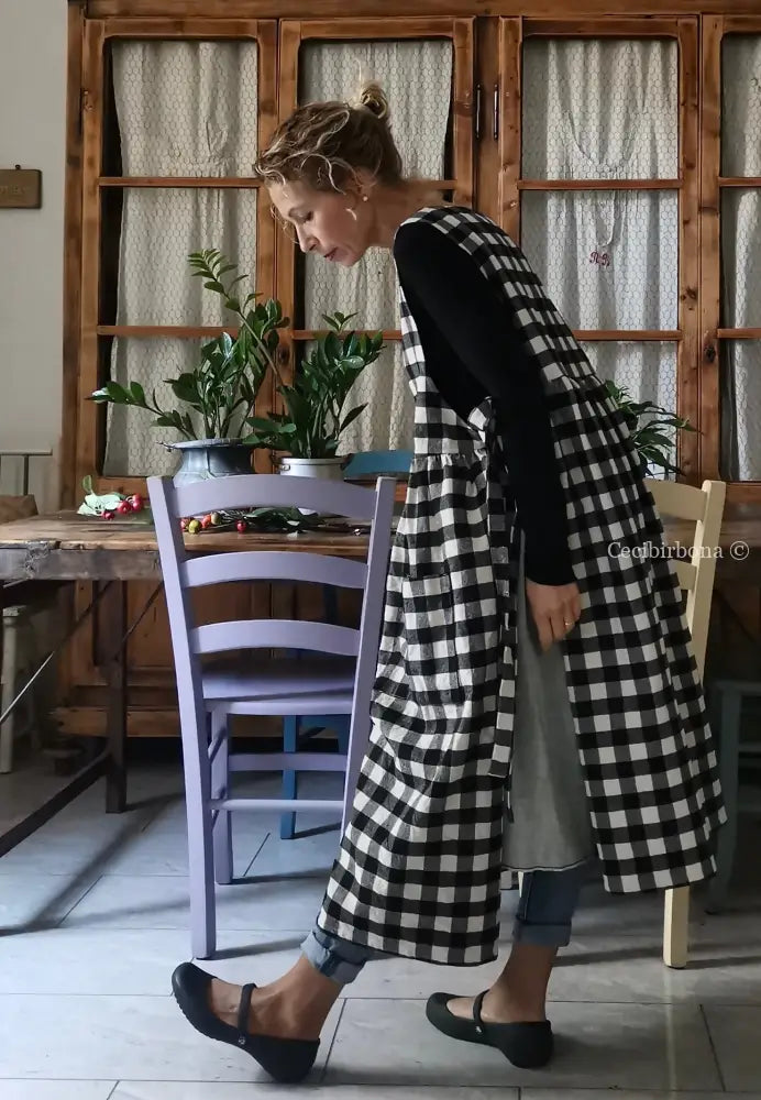 Grembiule a quadri neri e panna Grembiule donna moderno