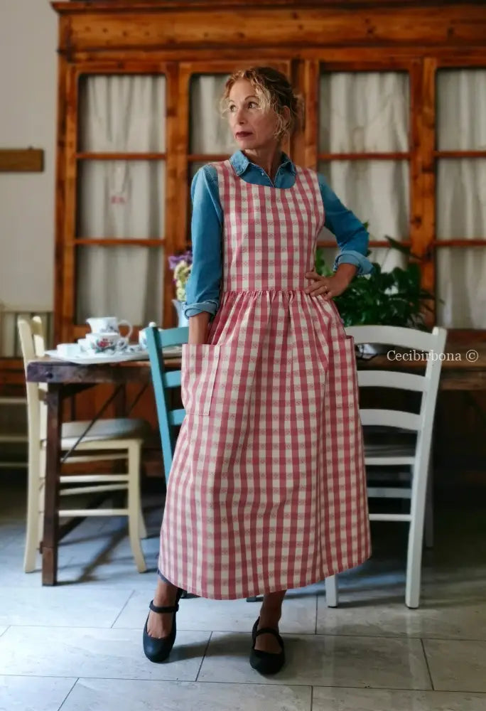 Grembiule a quadri rosa antico con fiori ricamati (Ref. 406) grembiule donna tessuti moderni