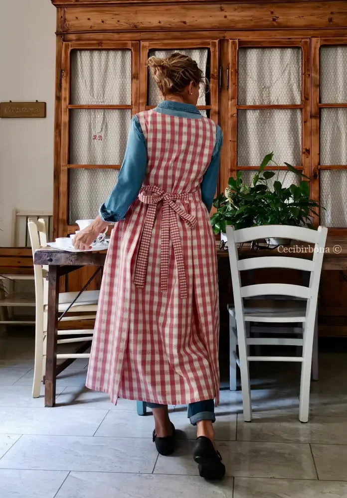 Grembiule a quadri rosa antico con fiori ricamati (Ref. 406) grembiule donna tessuti moderni