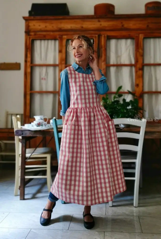 Grembiule a quadri rosa antico con fiori ricamati (Ref. 406) grembiule donna tessuti moderni