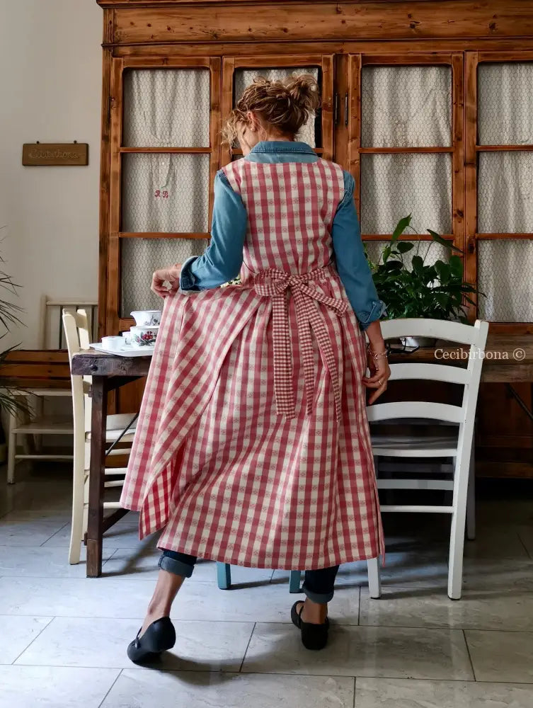 Grembiule a quadri rosa antico con fiori ricamati (Ref. 406) grembiule donna tessuti moderni