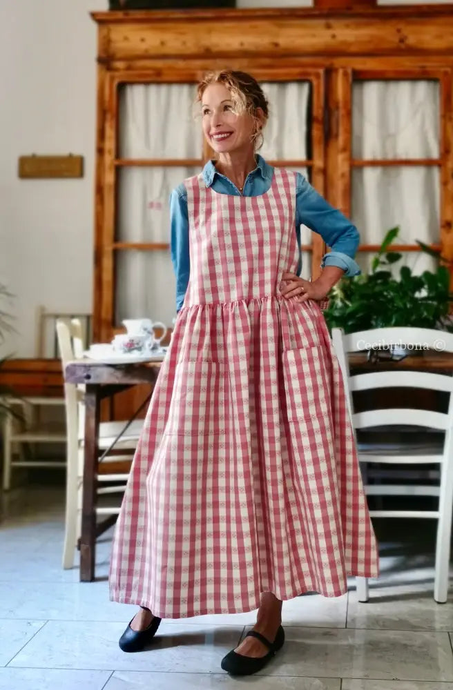 Grembiule a quadri rosa antico con fiori ricamati (Ref. 406) grembiule donna tessuti moderni