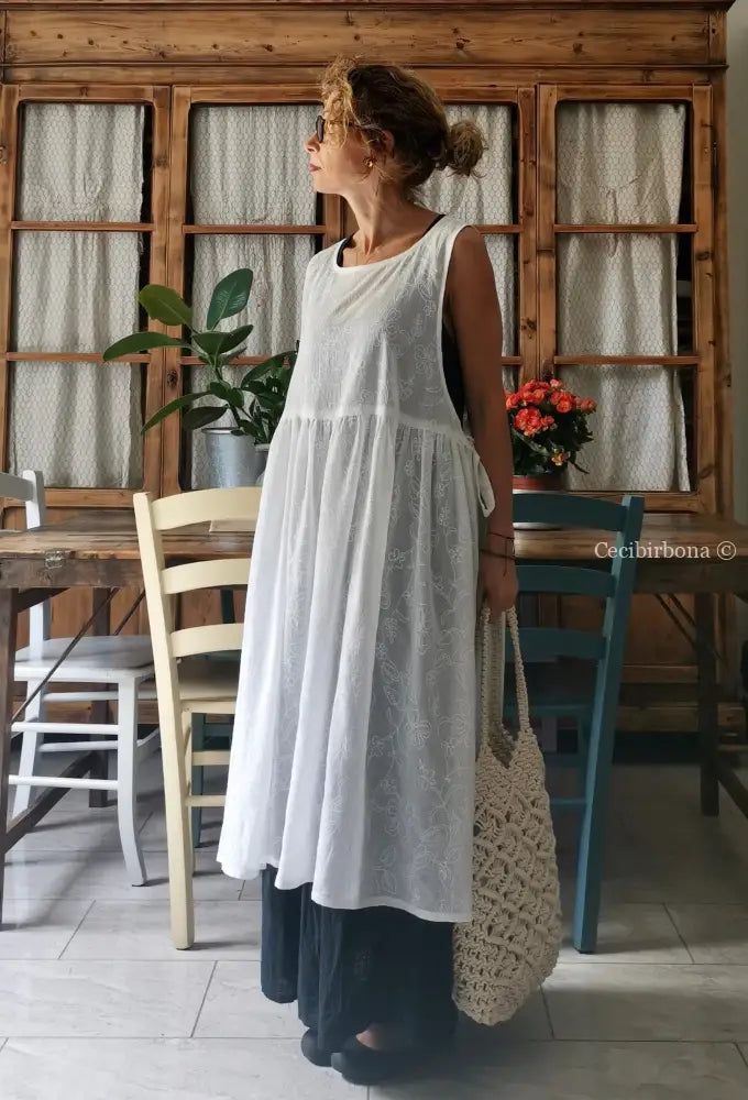 Grembiule abito in garza bianca ricamata (Ref. 30) grembiule donna tessuti moderni