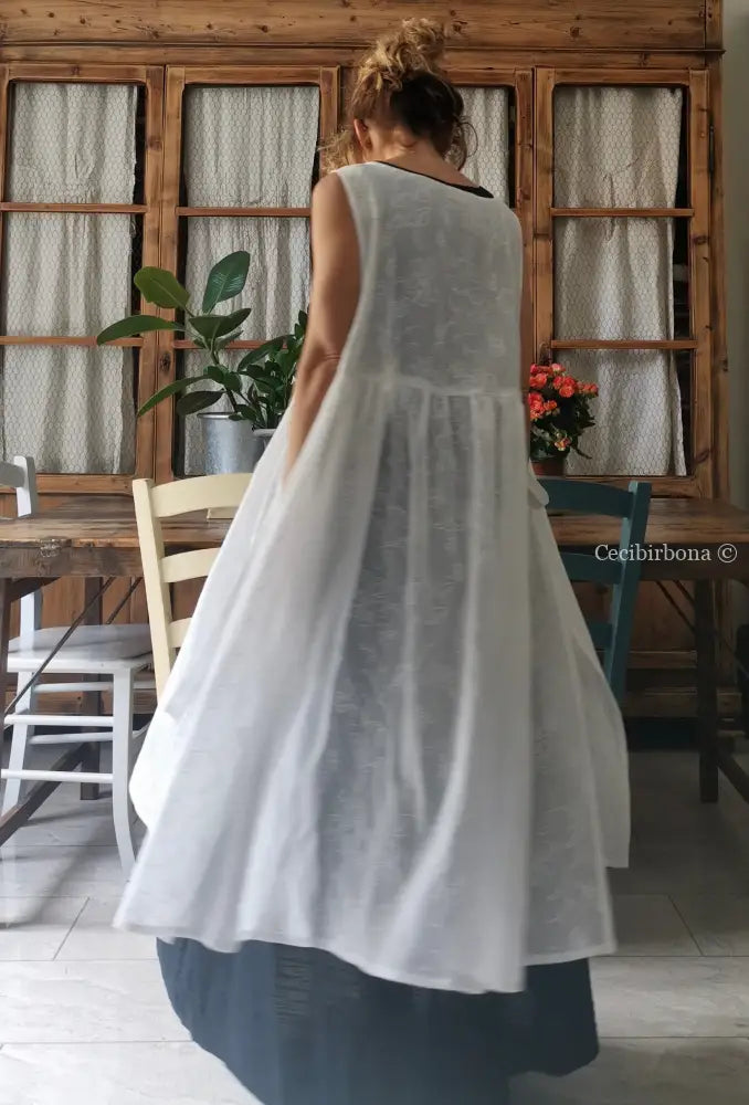 Grembiule abito in garza bianca ricamata (Ref. 30) grembiule donna tessuti moderni