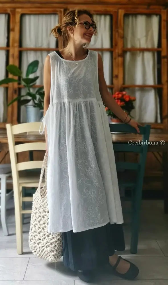 Grembiule abito in garza bianca ricamata (Ref. 30) grembiule donna tessuti moderni