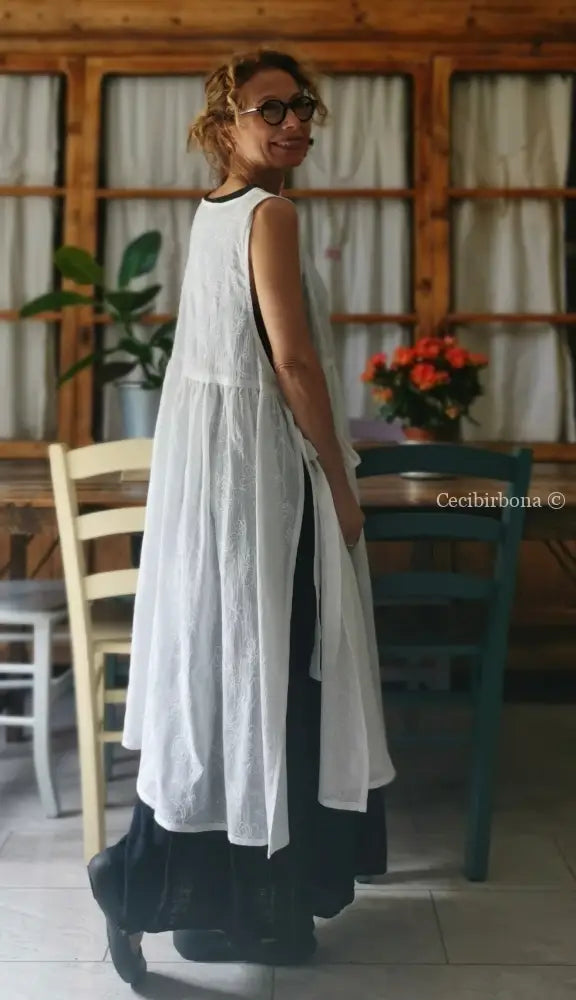 Grembiule abito in garza bianca ricamata (Ref. 30) grembiule donna tessuti moderni