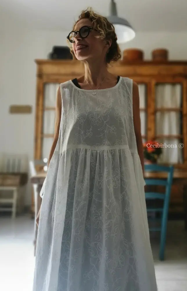 Grembiule abito in garza bianca ricamata (Ref. 30) grembiule donna tessuti moderni