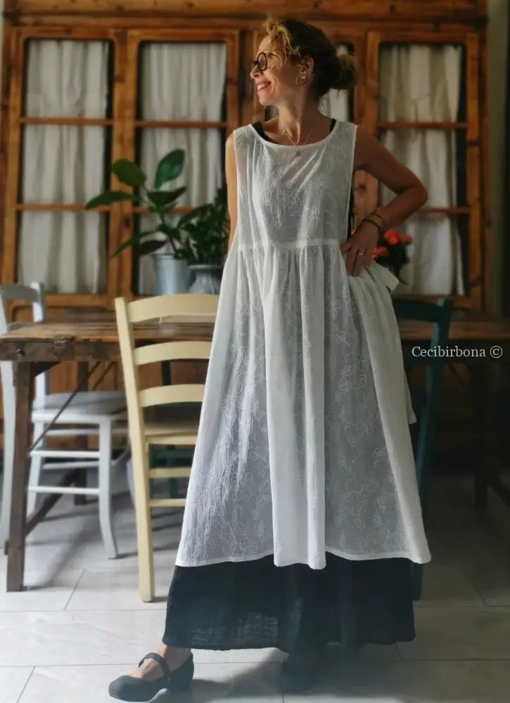 Grembiule abito in garza bianca ricamata (Ref. 30) grembiule donna tessuti moderni