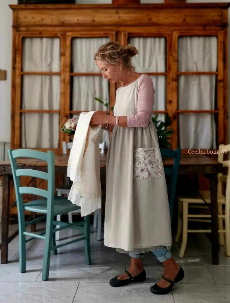 Grembiule beige con dettagli con rose (Ref. 331) grembiule donna tessuti moderni