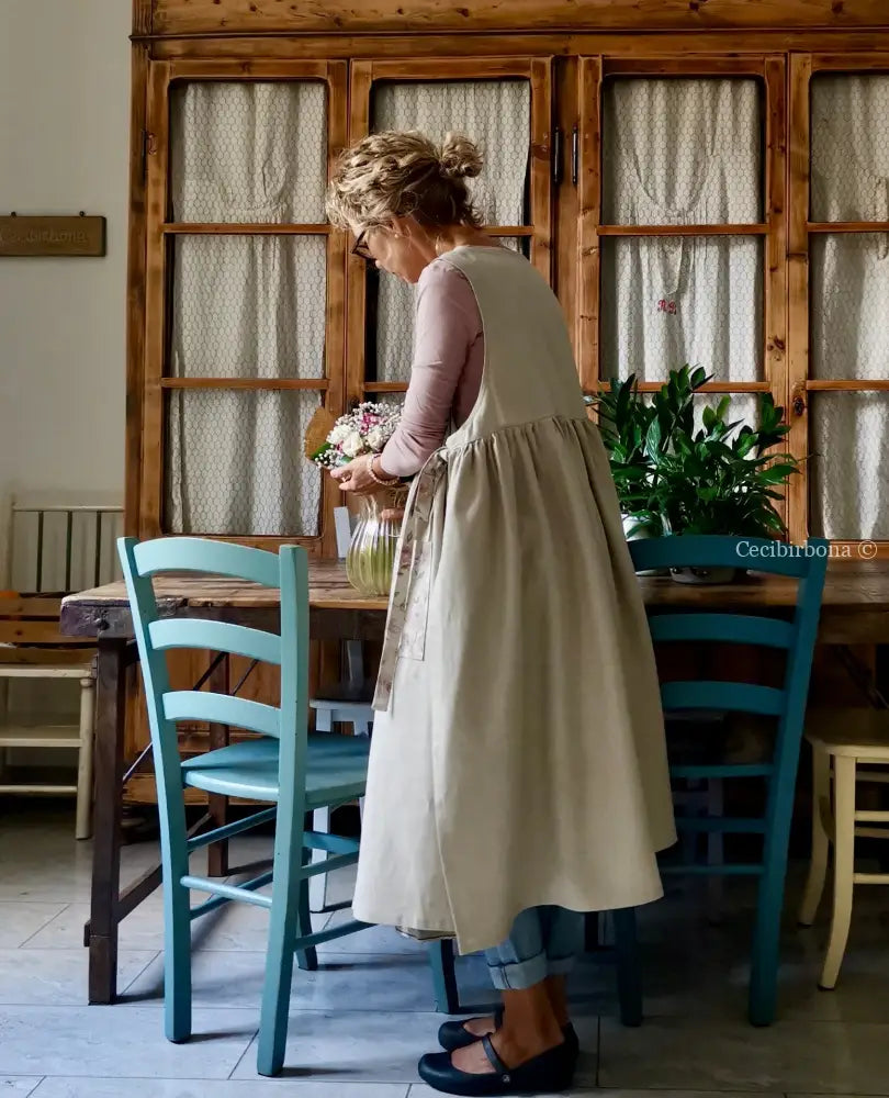 Grembiule beige con dettagli con rose (Ref. 331) grembiule donna tessuti moderni