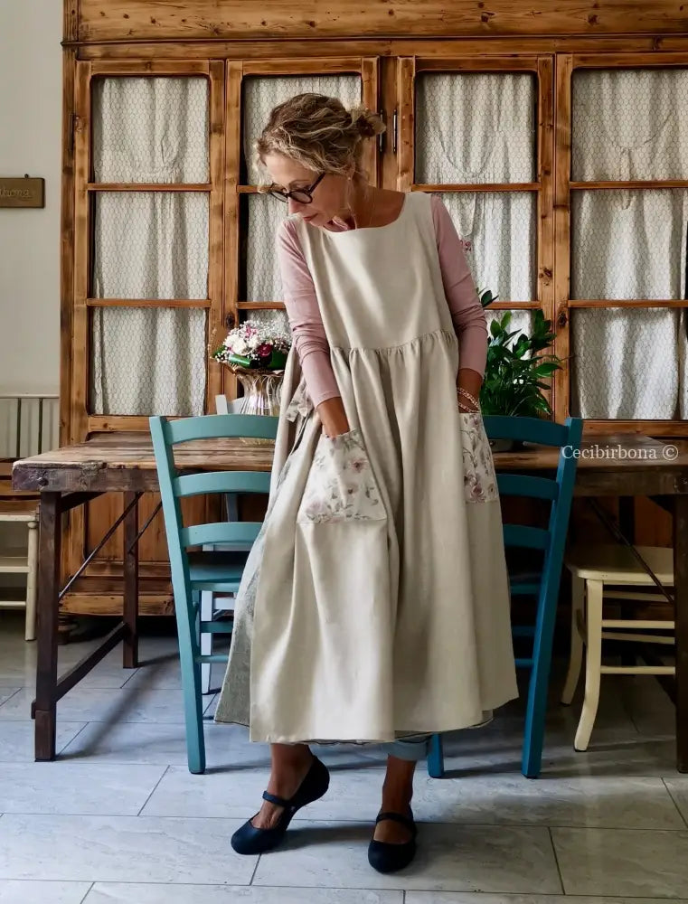 Grembiule beige con dettagli con rose (Ref. 331) grembiule donna tessuti moderni