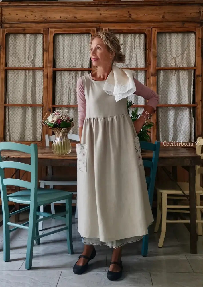 Grembiule beige con dettagli con rose (Ref. 331) grembiule donna tessuti moderni