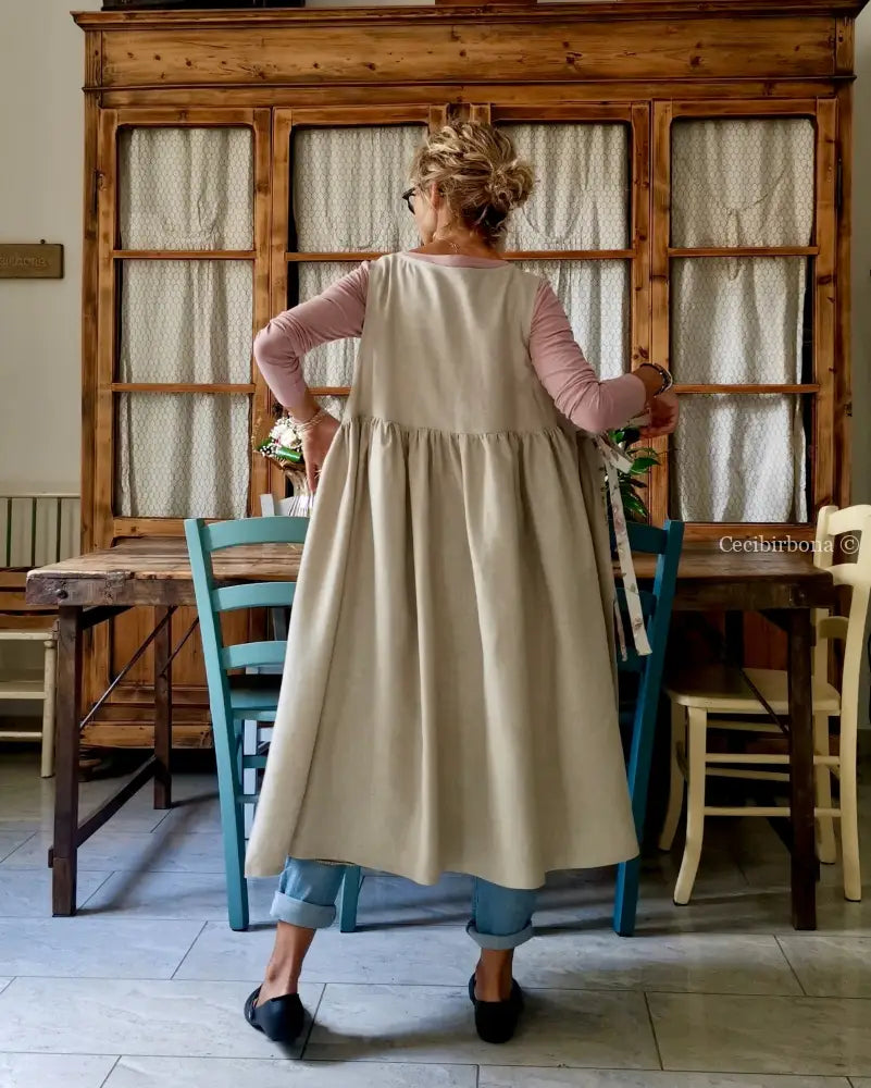 Grembiule beige con dettagli con rose (Ref. 331) grembiule donna tessuti moderni