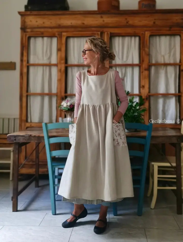 Grembiule beige con dettagli con rose (Ref. 331) grembiule donna tessuti moderni