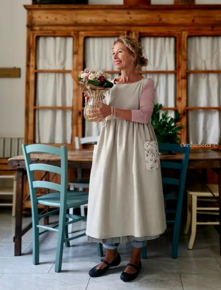 Grembiule beige con dettagli con rose (Ref. 331) grembiule donna tessuti moderni