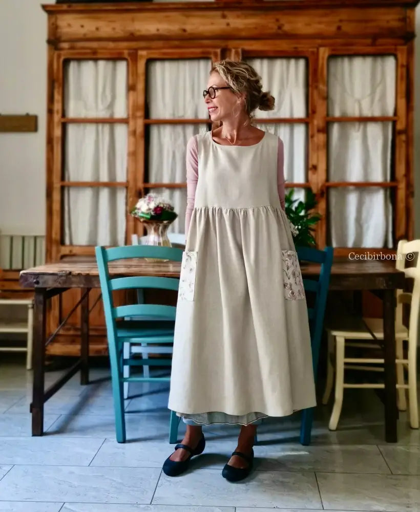 Grembiule beige con dettagli con rose (Ref. 331) grembiule donna tessuti moderni