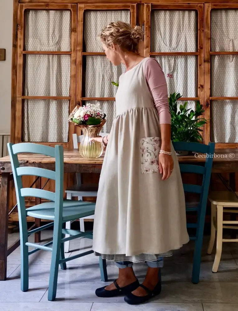 Grembiule beige con dettagli con rose (Ref. 331) grembiule donna tessuti moderni