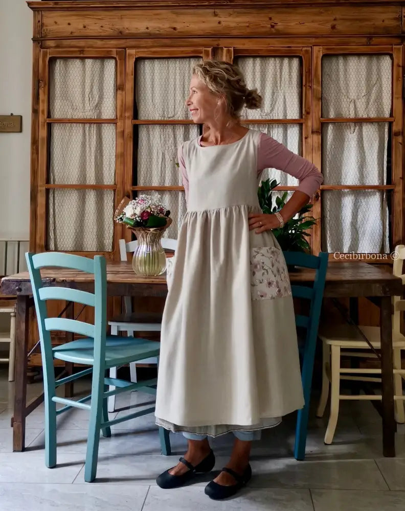 Grembiule beige con dettagli con rose (Ref. 331) grembiule donna tessuti moderni