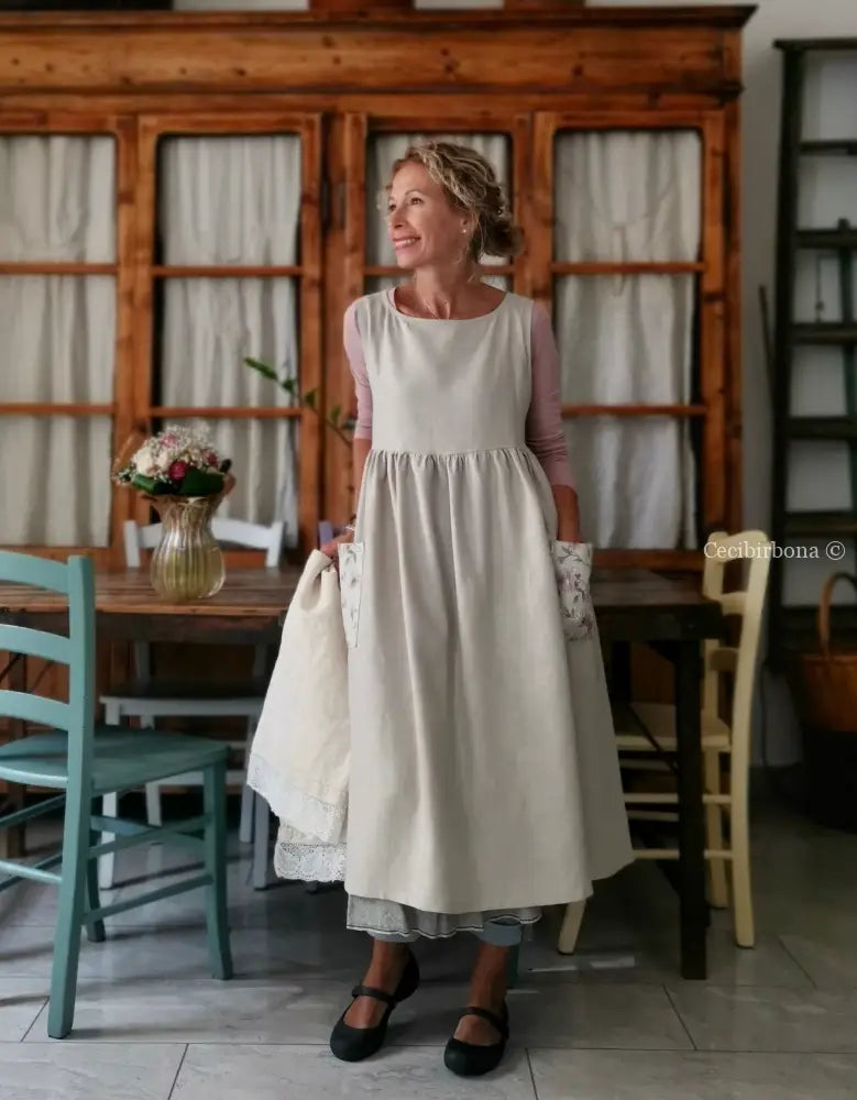 Grembiule beige con dettagli con rose (Ref. 331) grembiule donna tessuti moderni