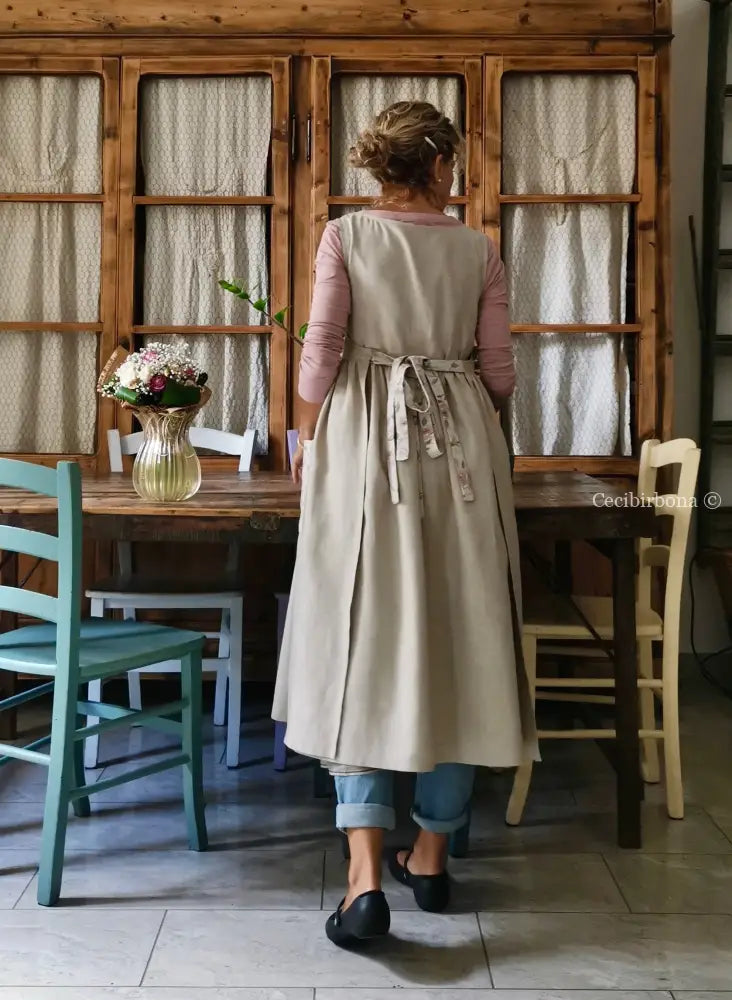 Grembiule beige con dettagli con rose (Ref. 331) grembiule donna tessuti moderni