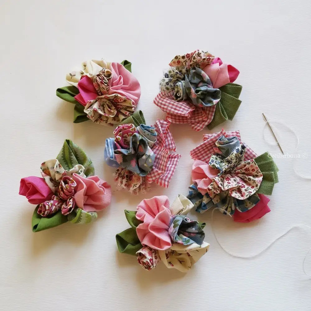 Grembiule bianco collo tondo bouquet di fiori per scuola materna ed elementare - grembiulino asilo ed elementari per