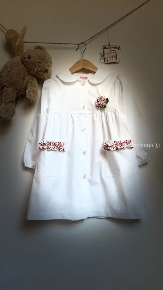 Grembiule bianco per asilo con rouches e fiore - grembiule asilo bimba