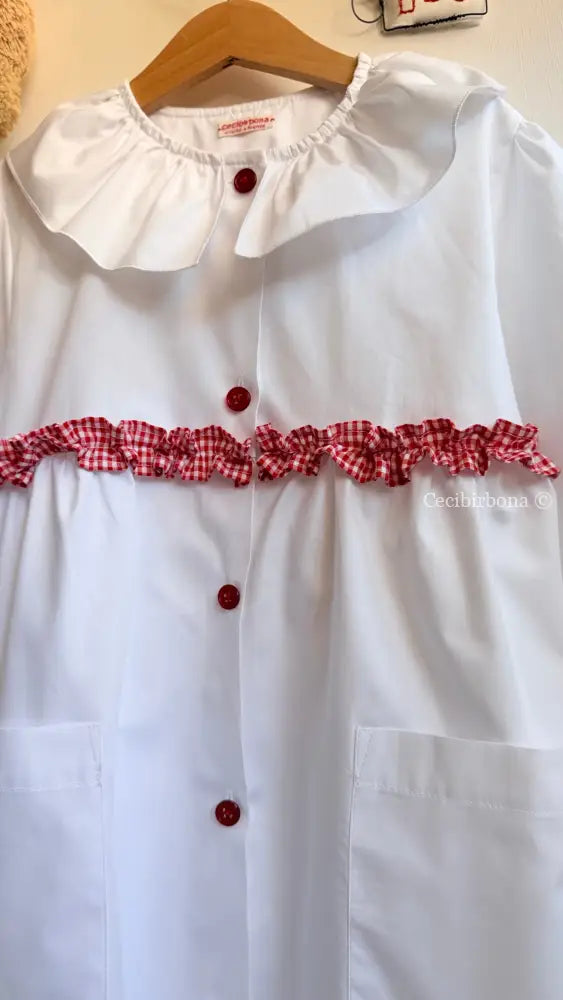Grembiule bianco per scuola primaria con rouche a quadretti Vichy rossi e colletto Pierrot - Grembiule bimba