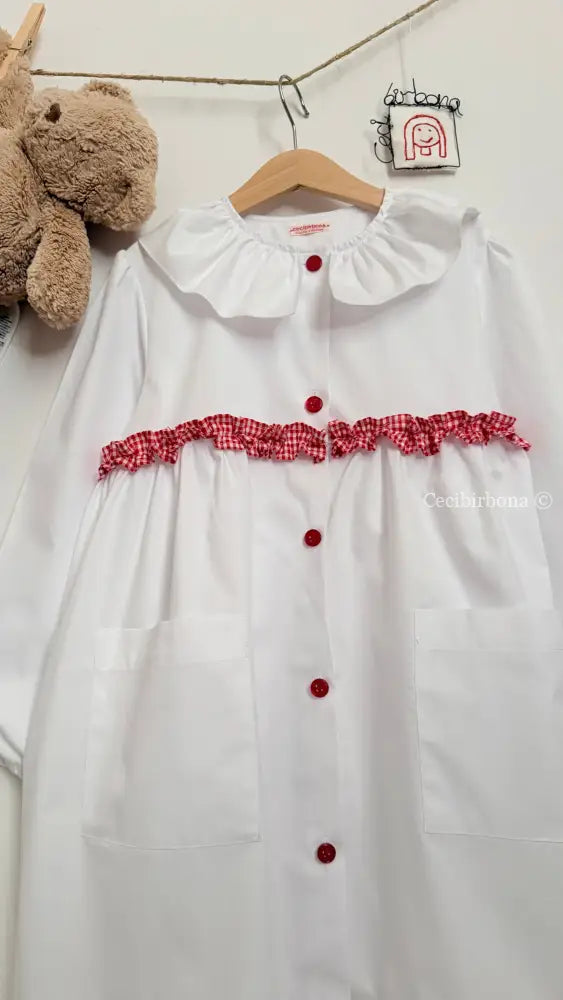 Grembiule bianco per scuola primaria con rouche a quadretti Vichy rossi e colletto Pierrot - Grembiule bimba