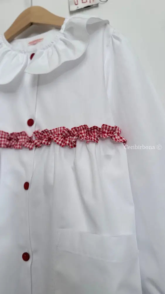 Grembiule bianco per scuola primaria con rouche a quadretti Vichy rossi e colletto Pierrot - Grembiule bimba