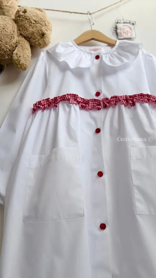 Grembiule bianco per scuola primaria con rouche a quadretti Vichy rossi e colletto Pierrot - Grembiule bimba