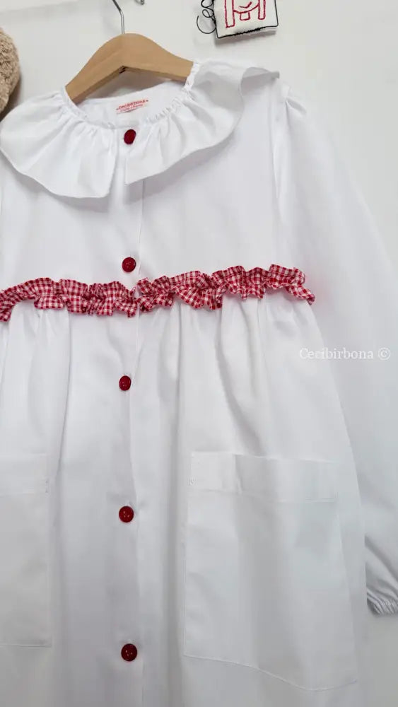Grembiule bianco per scuola primaria con rouche a quadretti Vichy rossi e colletto Pierrot - Grembiule bimba