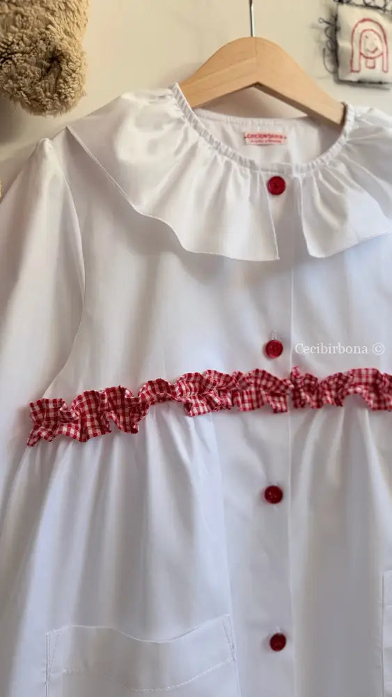 Grembiule bianco per scuola primaria con rouche a quadretti Vichy rossi e colletto Pierrot - Grembiule bimba