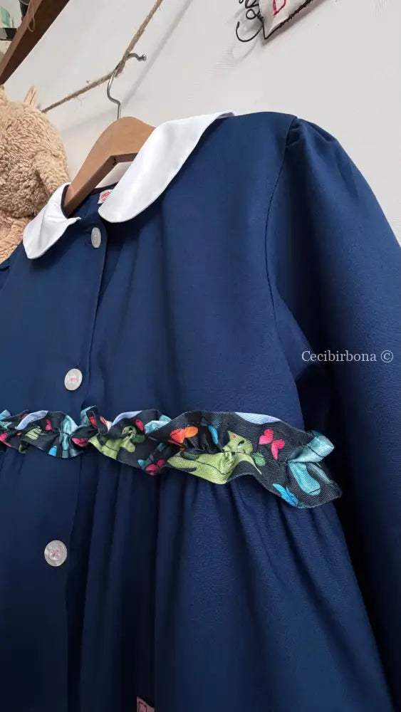 Grembiule blu con i gattini su base scura con rouche - grembiule scuola bimba