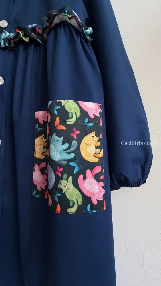 Grembiule blu con i gattini su base scura con rouche - grembiule scuola bimba