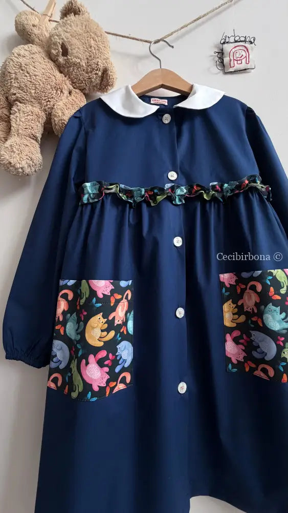 Grembiule blu con i gattini su base scura con rouche - grembiule scuola bimba